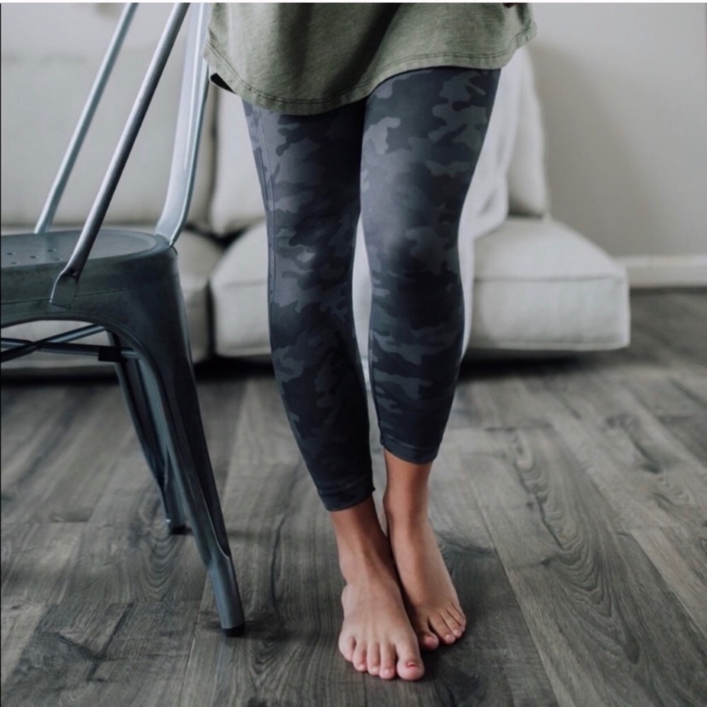 NWOT SPANX LOOK AT ME NOW SEAMLESS CAMO LEGGINGS